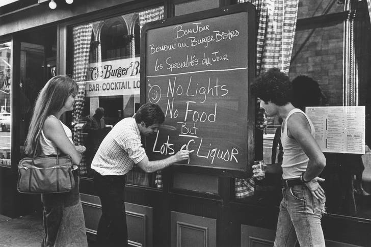 A restaurant with only liquor left after the New York blackout. (Photo by Brian Alpert/Keystone/Getty Images)
